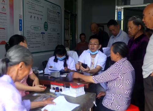 【大干八个月 打赢四大战】打通最后一公里 护航健康扶贫