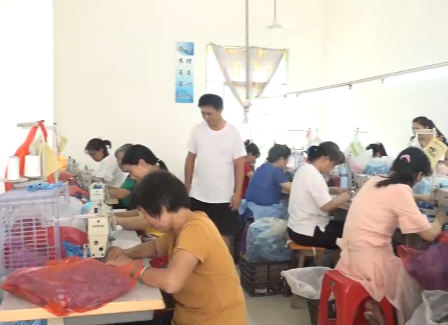 【大干八个月 打赢四大战】邱满洪：小小玩具加工厂  闯出脱贫致富路