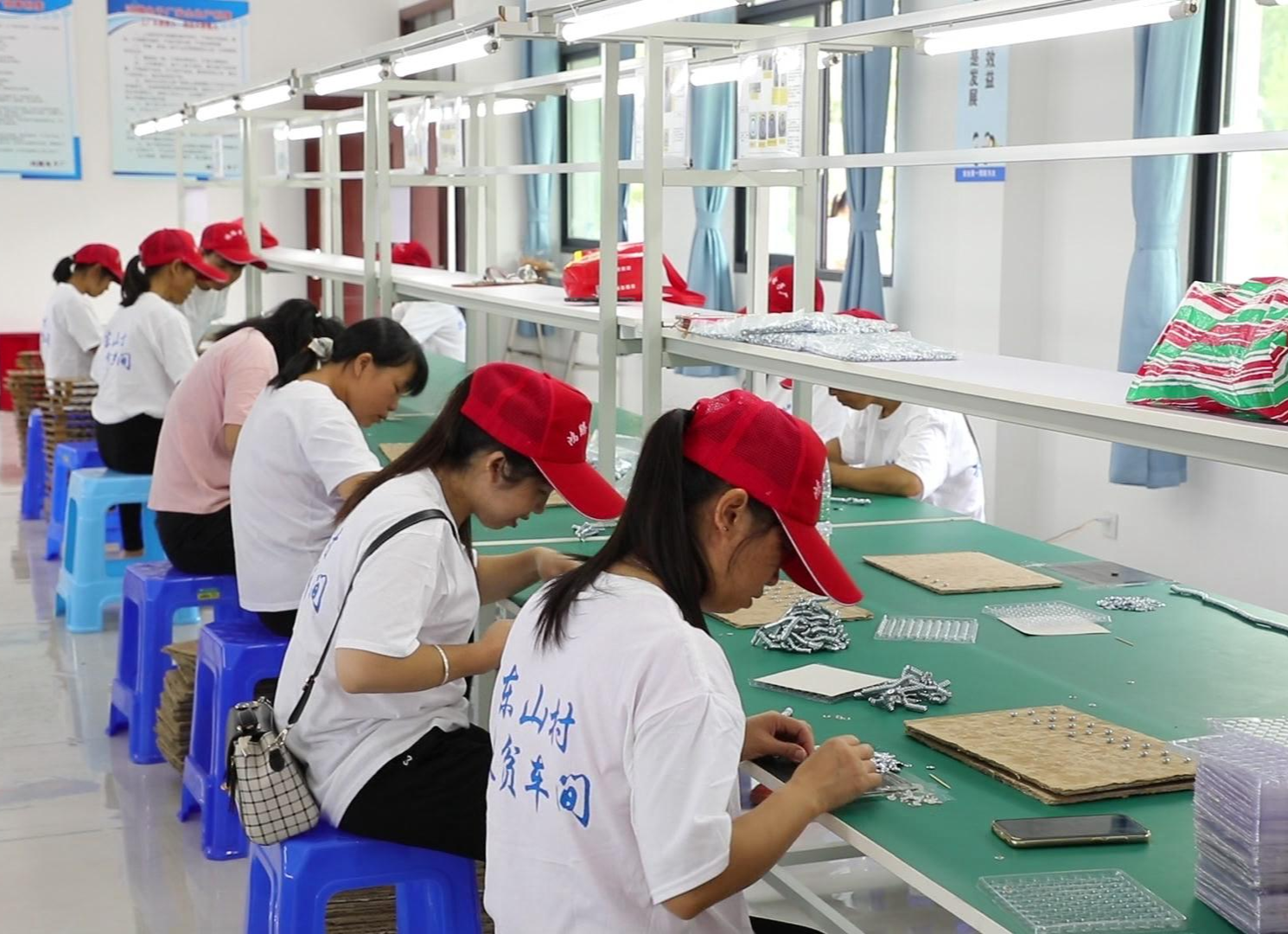 【大干八个月 打赢四大战】文明瑶族乡：家门口的“梦工厂”托起“稳稳的幸福”