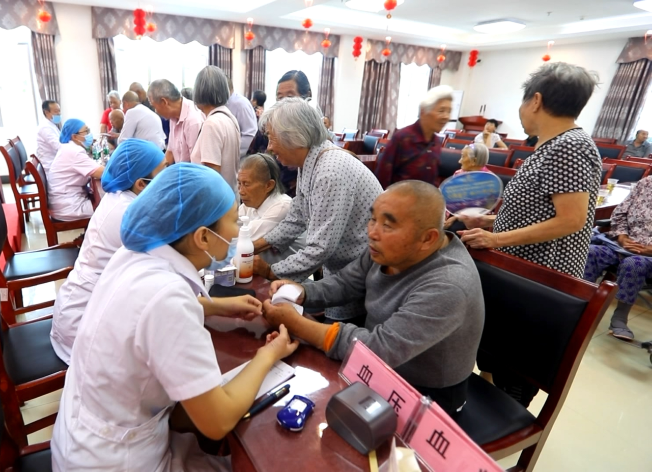 县中医医院开展“不忘初心跟党走 尊老爱老健康义诊”主题党日活动