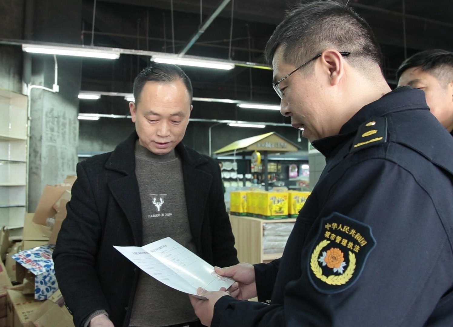 【大干八个月 打赢四大战】县城管局：强基础转作风树形象   问需于民  城管进商户
