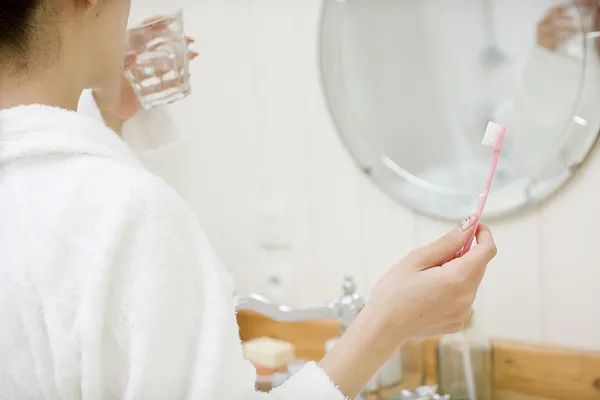 早上起床先刷牙还是先喝水？答案原来是……