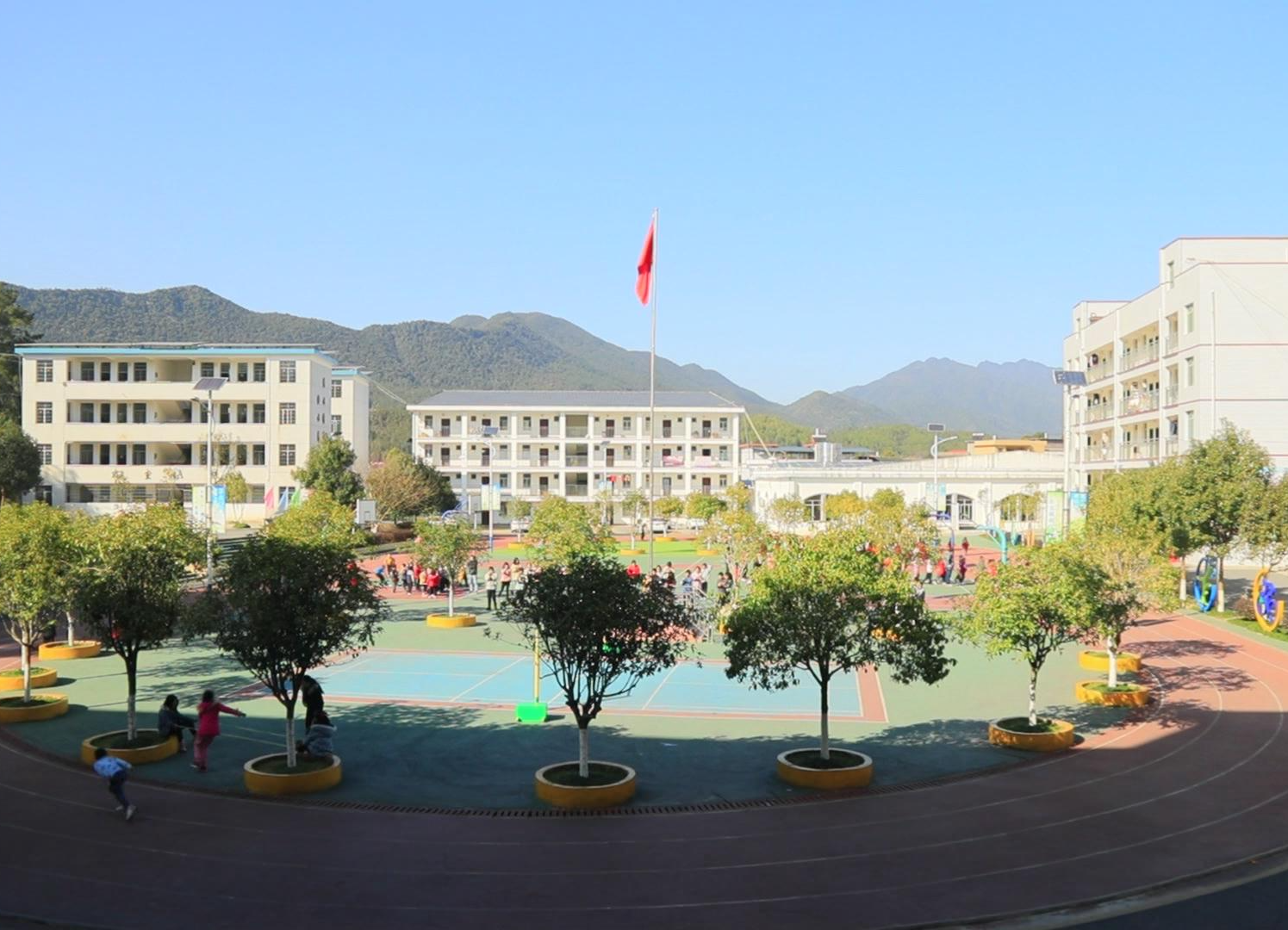 【教育强县 均衡发展】学校教育得力  保证学生安全