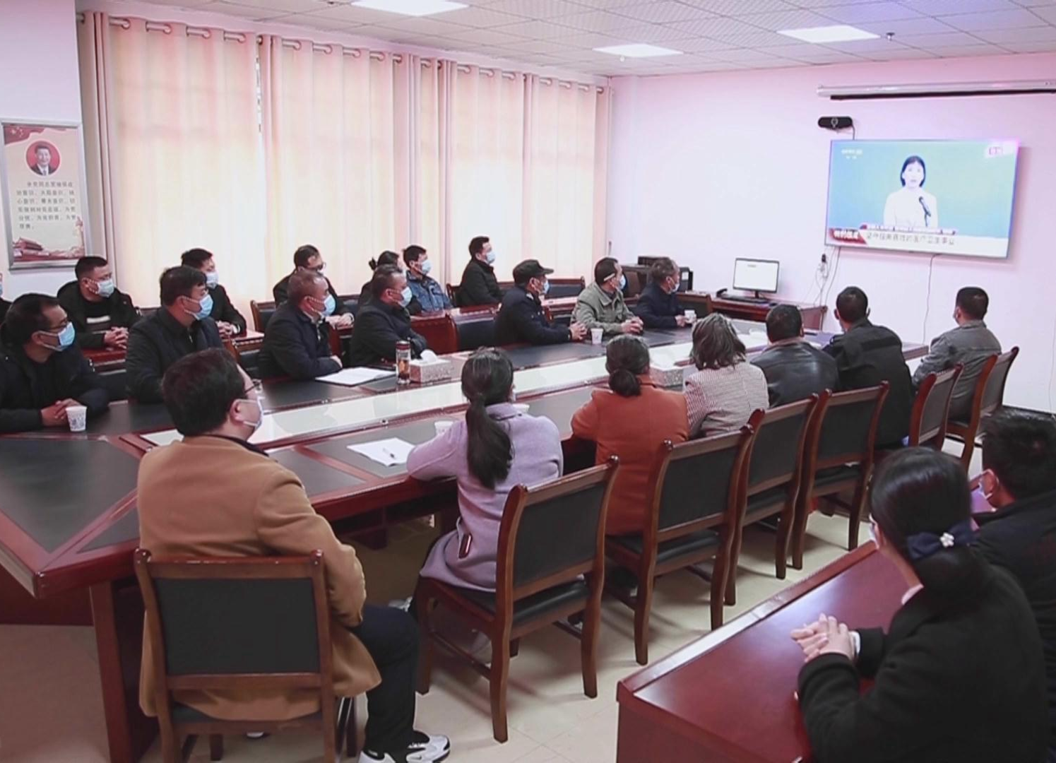 文明瑶族乡干群集中收看十三届全国人大四次会议