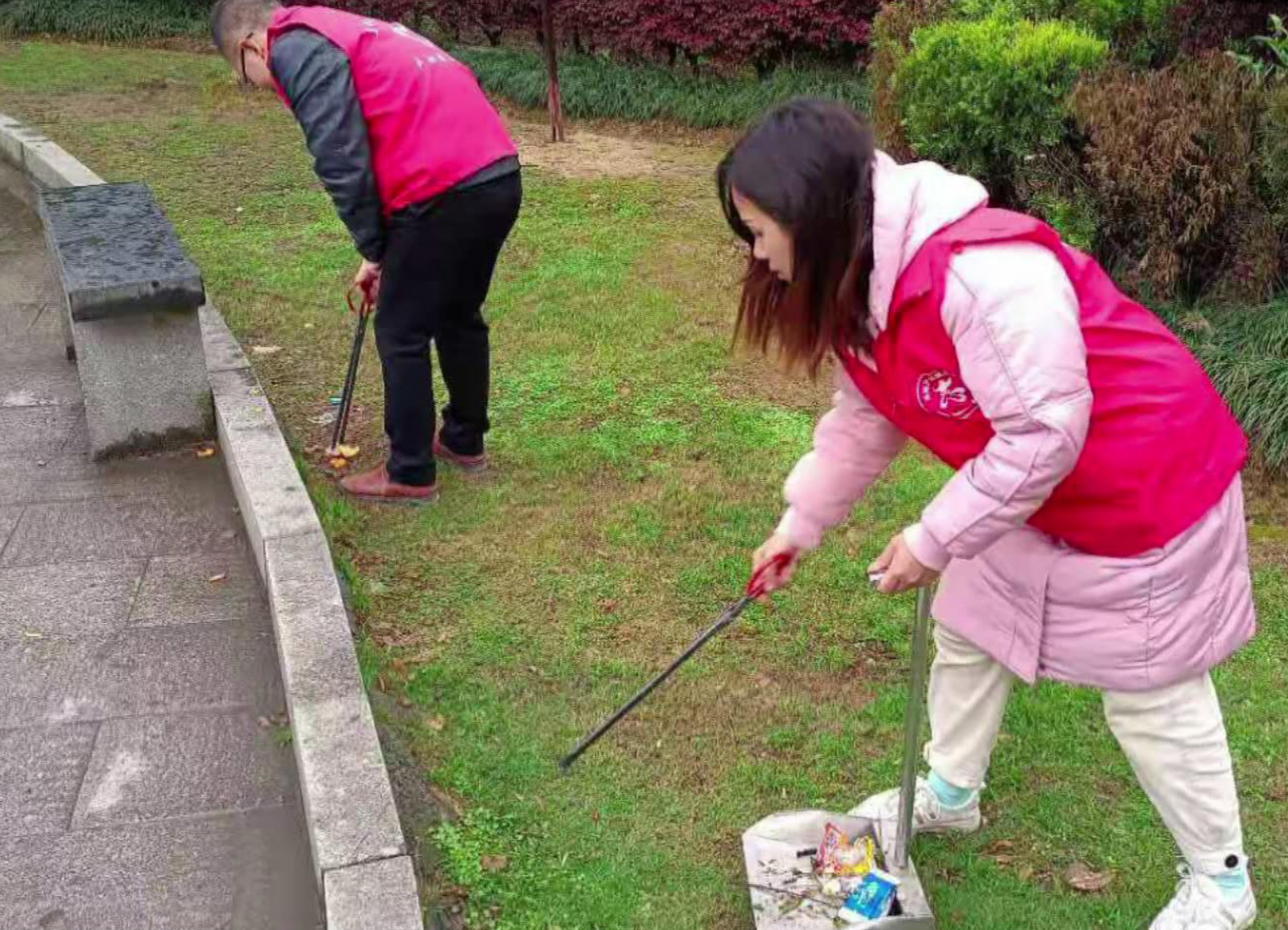 卢阳镇朝阳社区学雷锋见行动