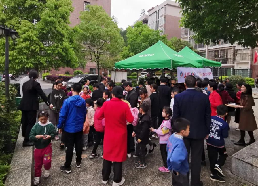 珊璟华庭小区举办“爱在社区-彩虹行动”