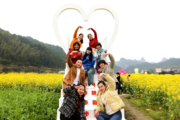 湖南崀山 民族团结一家亲，“金色海洋”为女神节添彩