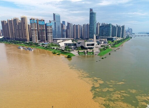 暴雨洪峰冲在前——湖南干部群众奋战防汛抢险一线