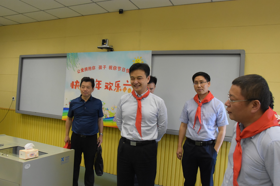 白云峰看望慰问学生代表