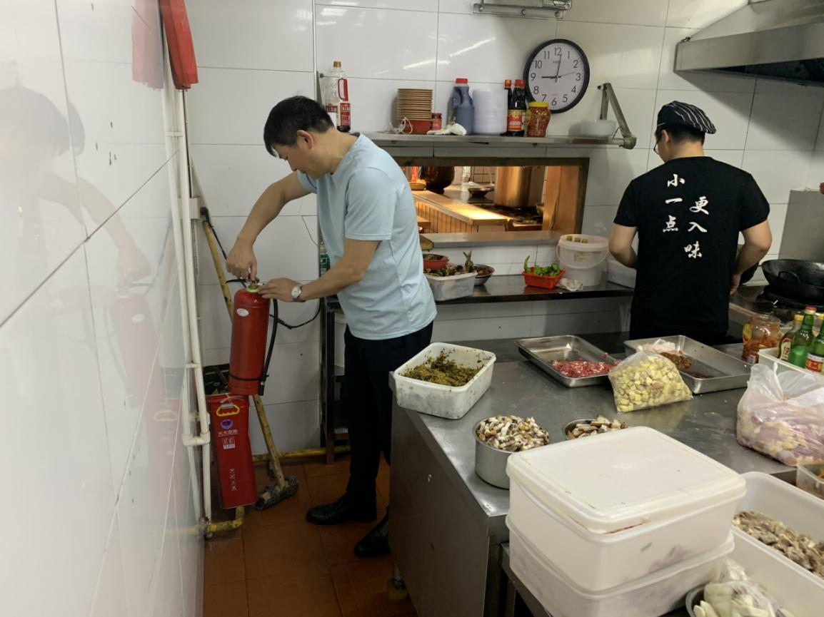 武陵区财政局对局机关门面的租赁经营餐馆开展安全生产检查工作