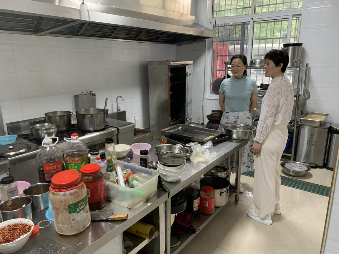 武陵区财政局对局机关食堂开展节前安全生产检查工作