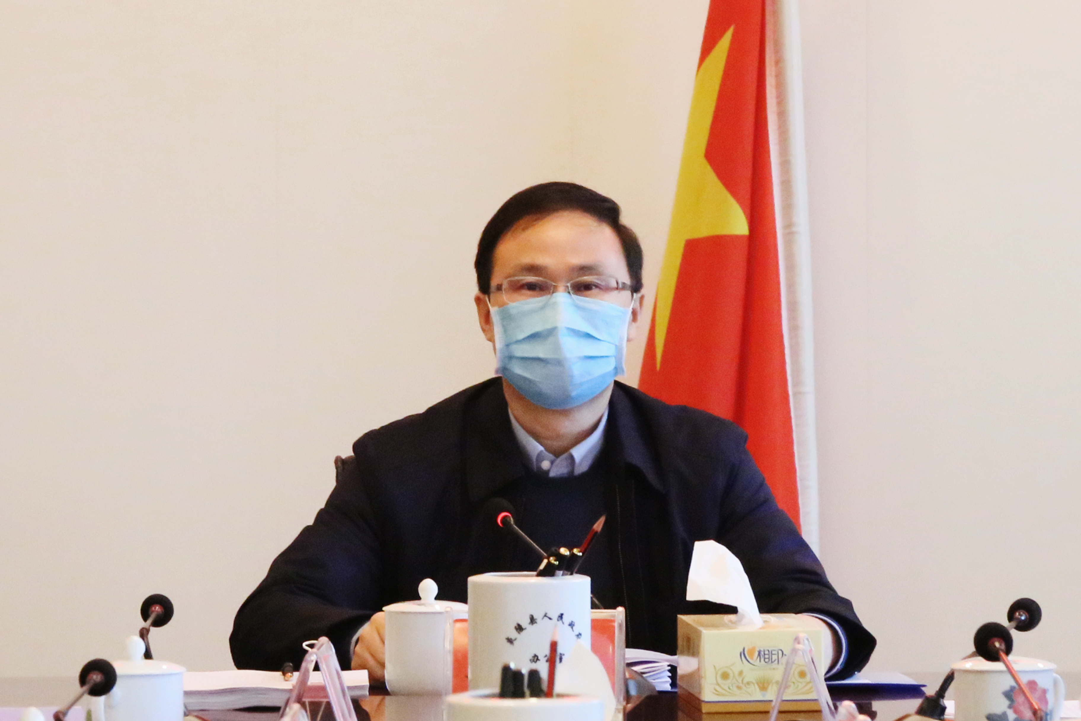 文专文主持召开县政府常务会议研究部署脱贫攻坚等工作
