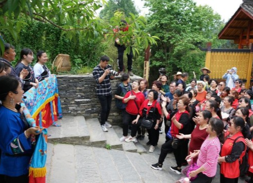 在危机中育新机，于变局中开新局