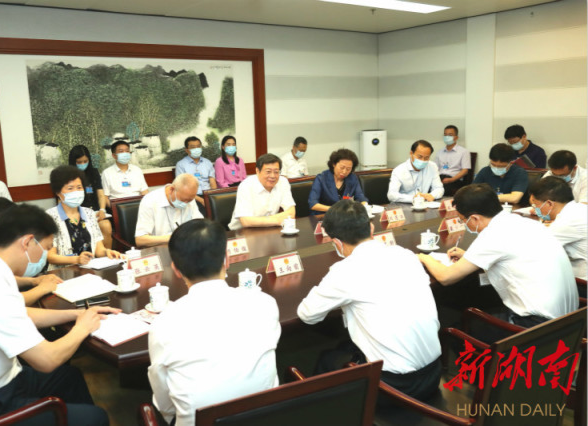 杜家毫看望慰问湖南代表团人大工作人员