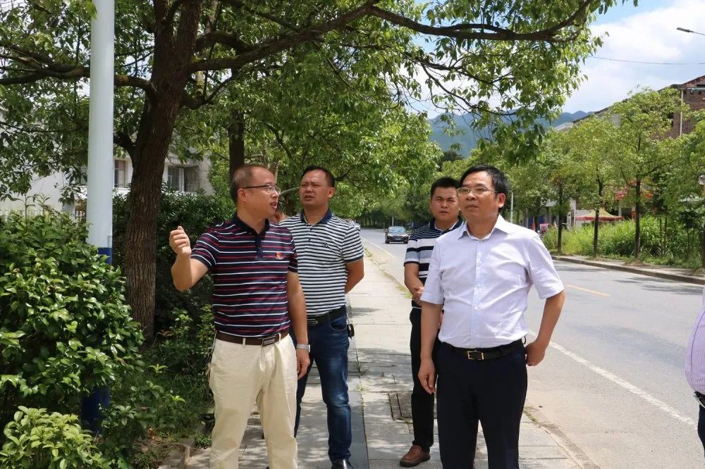 不要人夸颜色好 只留清气满乾坤 ——追记时代楷模黄诗燕同志