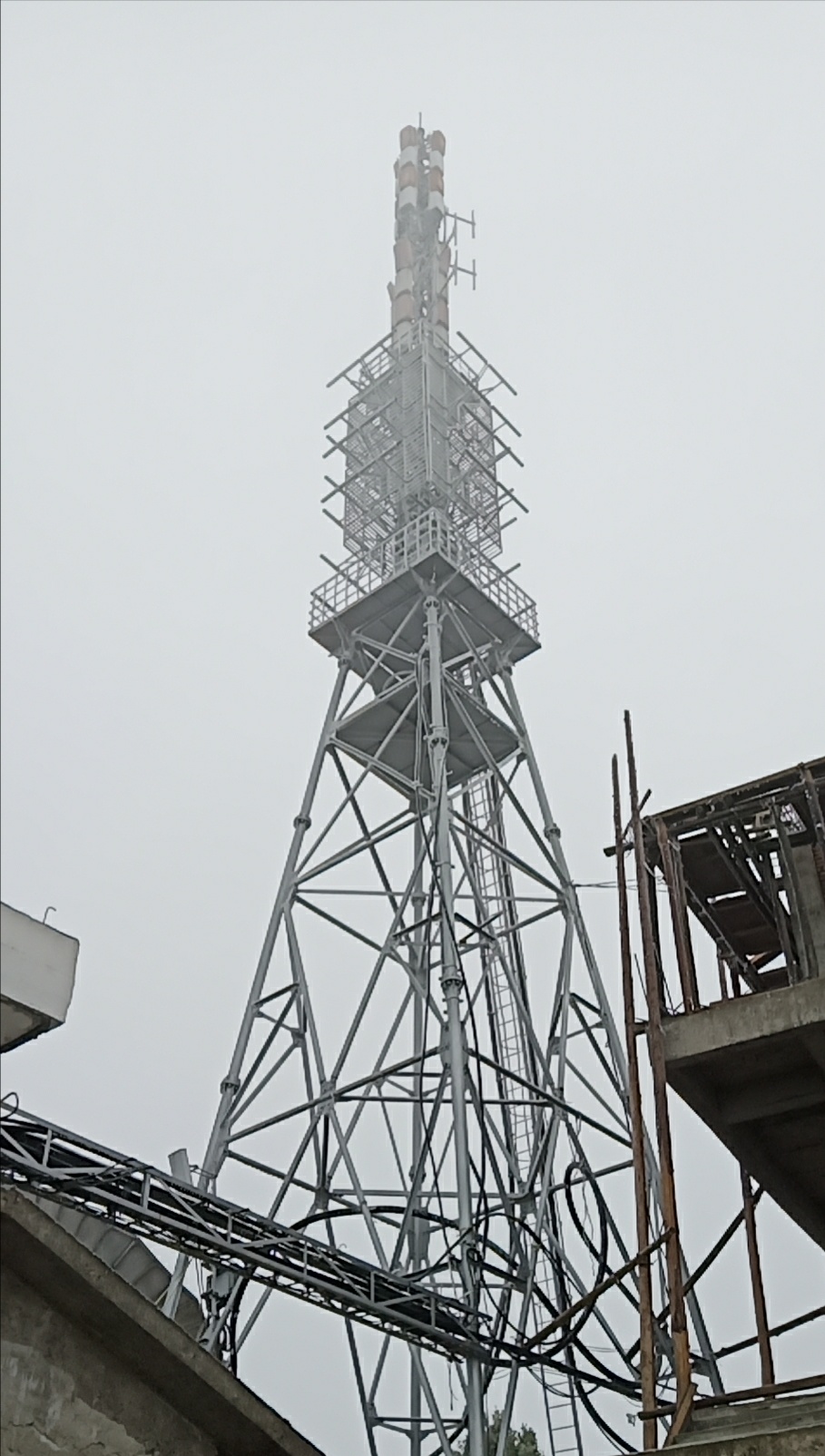应对低温雨雪天气｜山顶结冰致广播电视信号中断，广播电视台及时组织冒险抢修