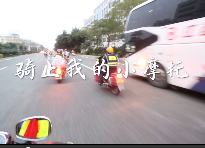 骑摩托车戴头盔