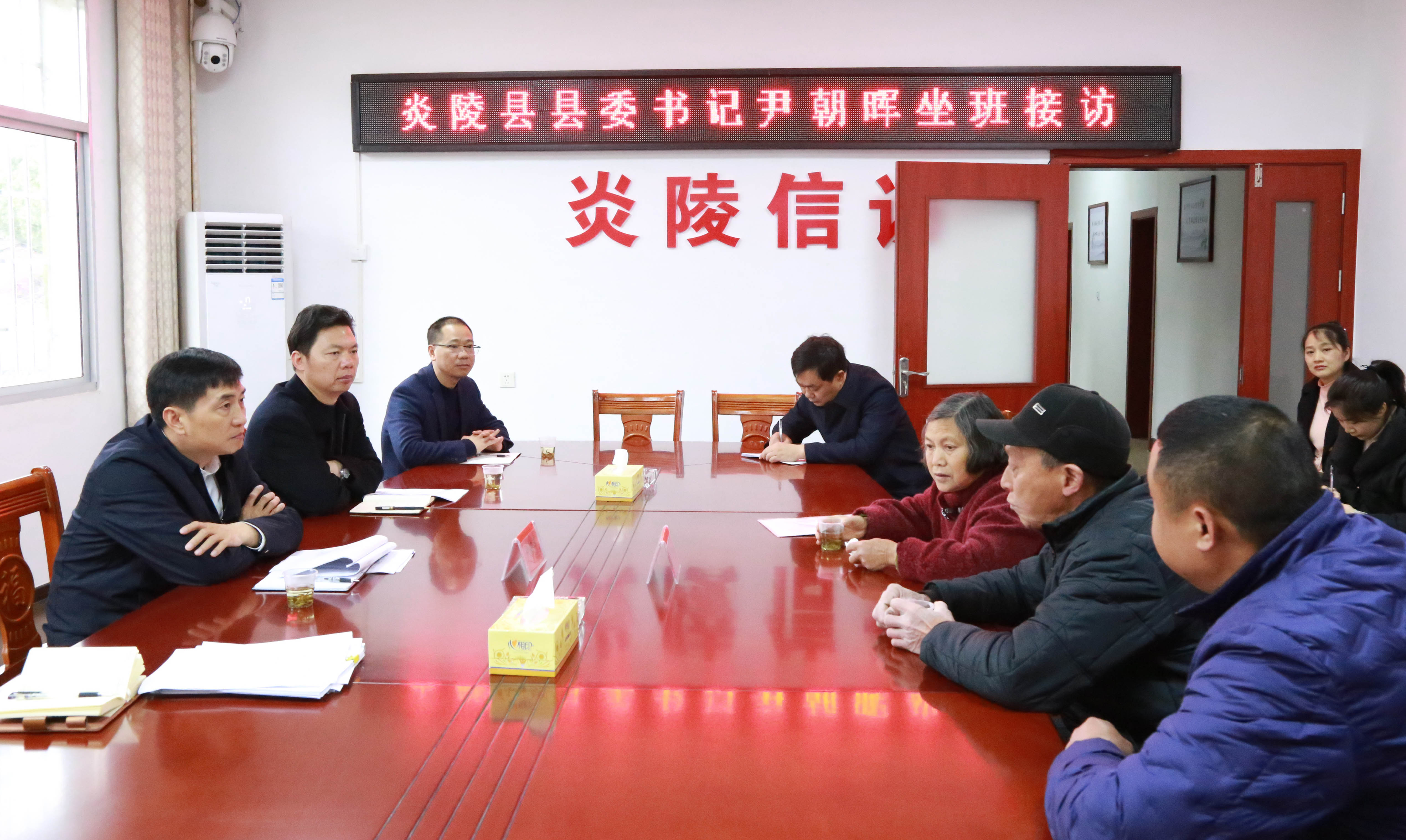尹朝晖接访信访群众 协调推动信访问题有效解决