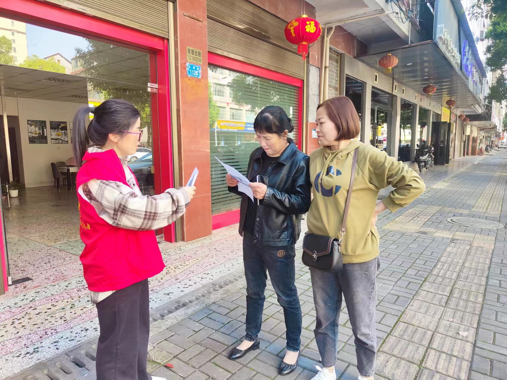 区委党校开展“文明祭扫 绿色环保过清明”志愿宣传活动