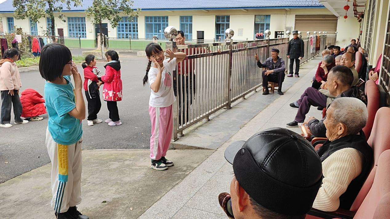 黄土店镇：春日学雷锋 情暖敬老院