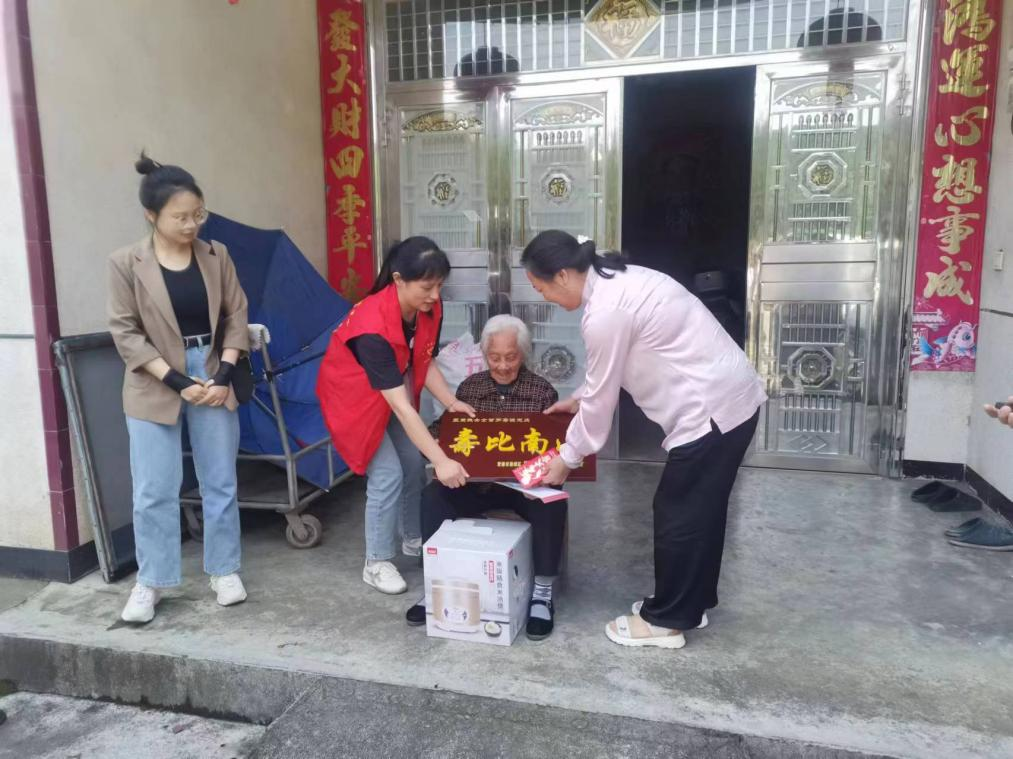 黄土店镇：慰问百岁老人 关怀情暖人间