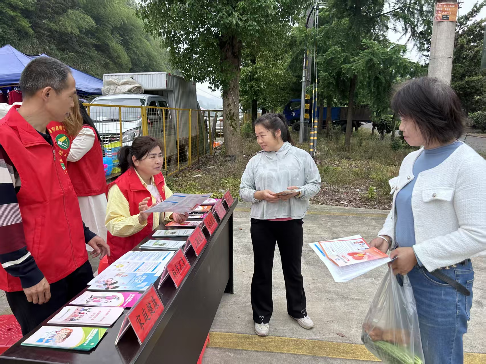 黄土店镇：开展“5.29”计生协会会员日宣传服务活动
