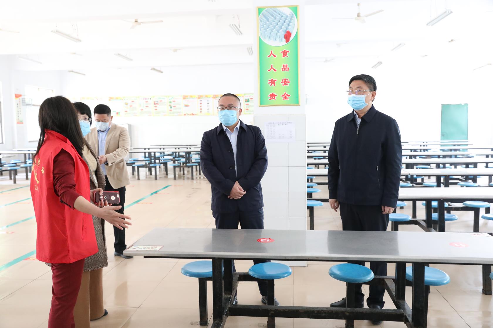 石鼓区初三年级开学平稳有序，颜和平、 刘浪深入学校检查指导