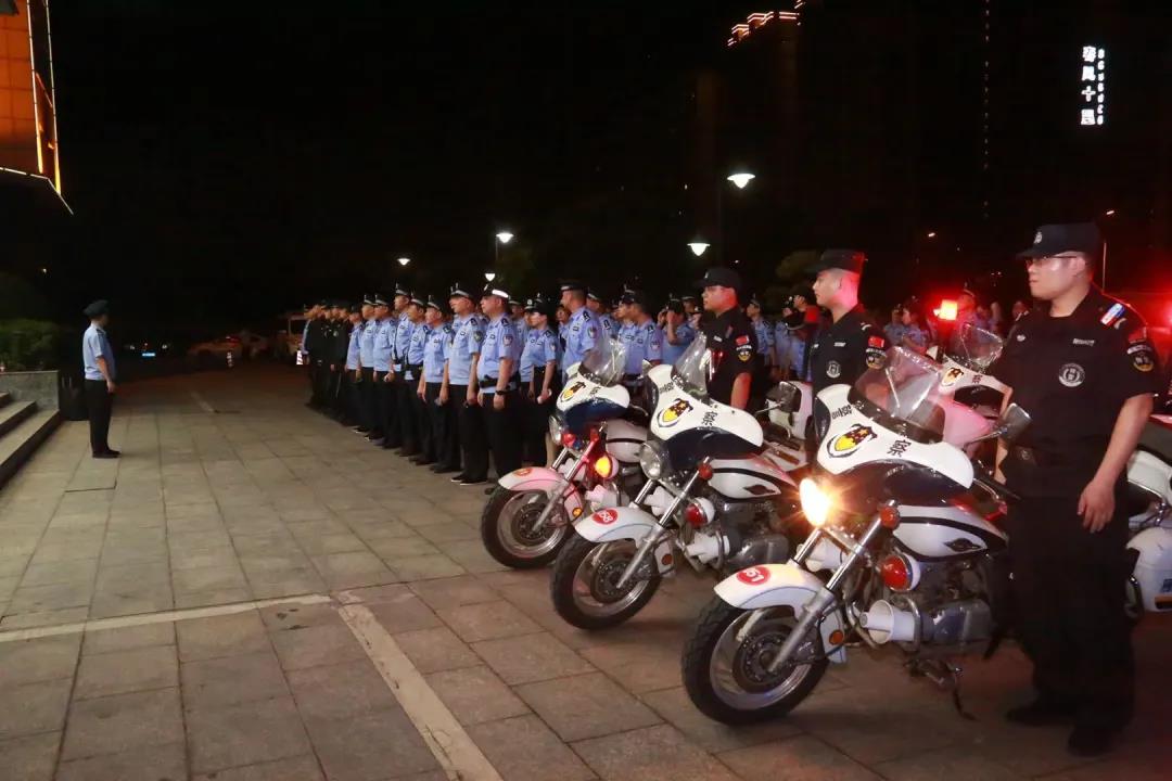 衡阳石鼓：雷霆出击！出动500余名警力，开展“利剑一号”清查行动