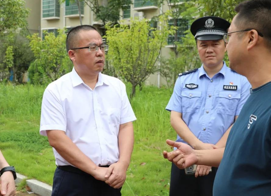 颜和平“坐诊”合江街道，为禁毒和信访难题“问诊把脉”