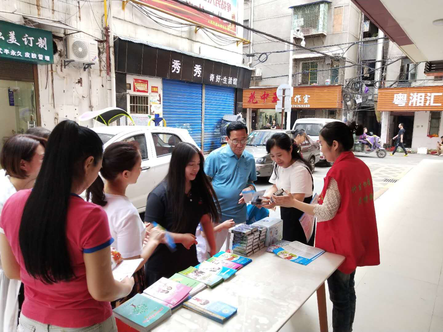 人民街道：向阳社区开展药具知识宣传服务活动