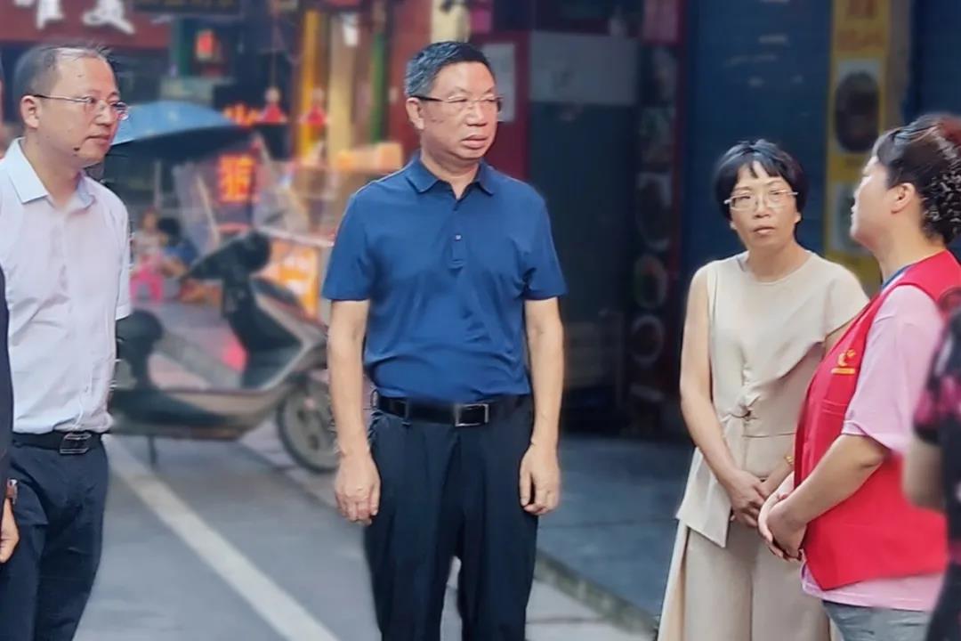 直插现场！刘浪督查暗访创文创卫工作
