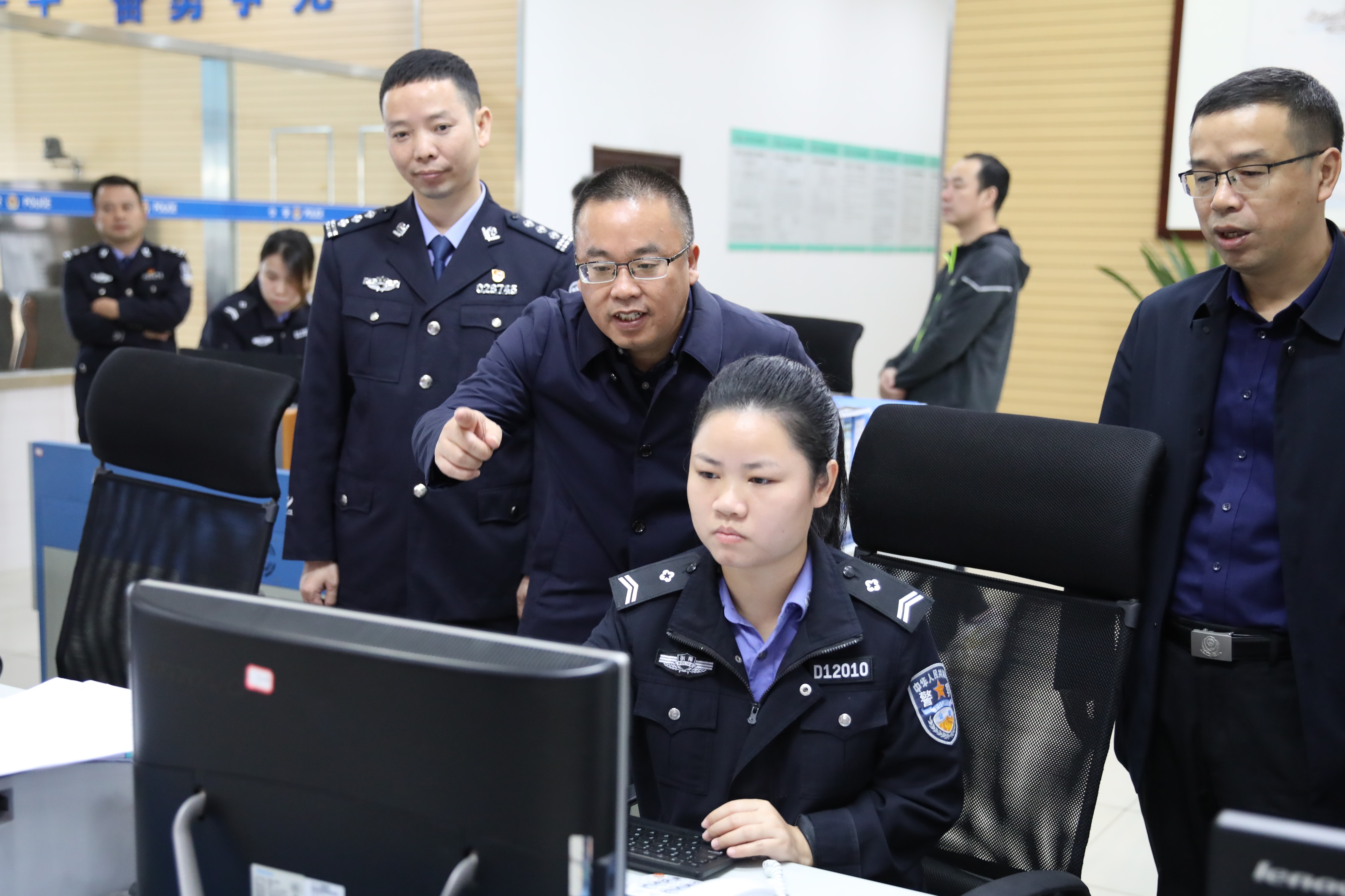 颜和平检查长假期间值班值守情况并看望一线值班人员