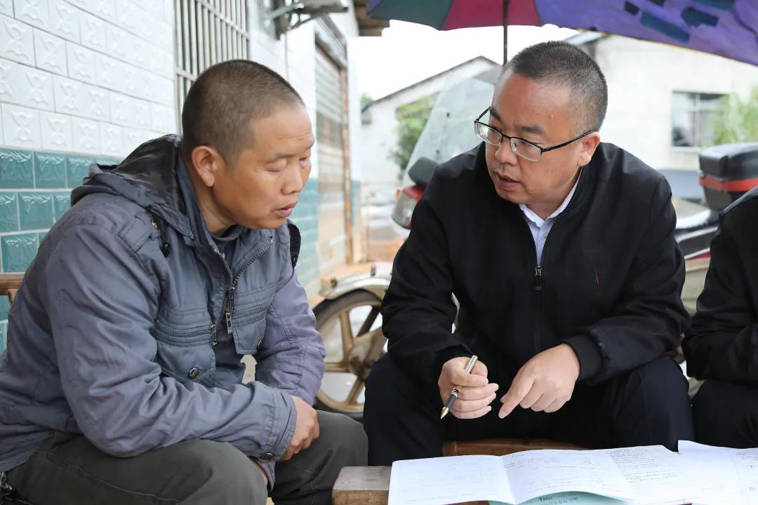 打赢收官战！颜和平带头与结对帮扶贫困户细算“脱贫”账