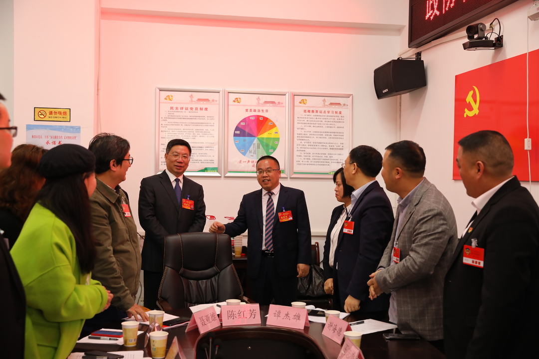 颜和平、刘浪亲切看望区政协委员