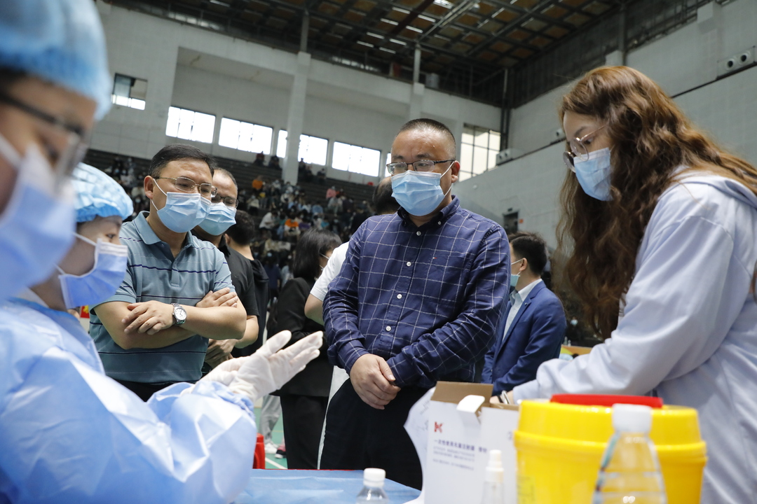 石鼓：7个新增新冠疫苗方舱接种点 “火力全开”，书记区长现场督导