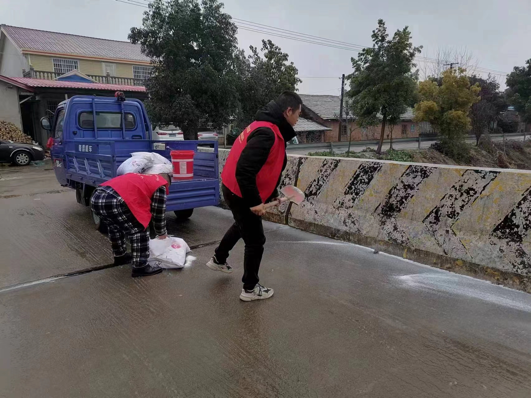 中河口镇：铲雪除冰保通畅，排查隐患解民忧