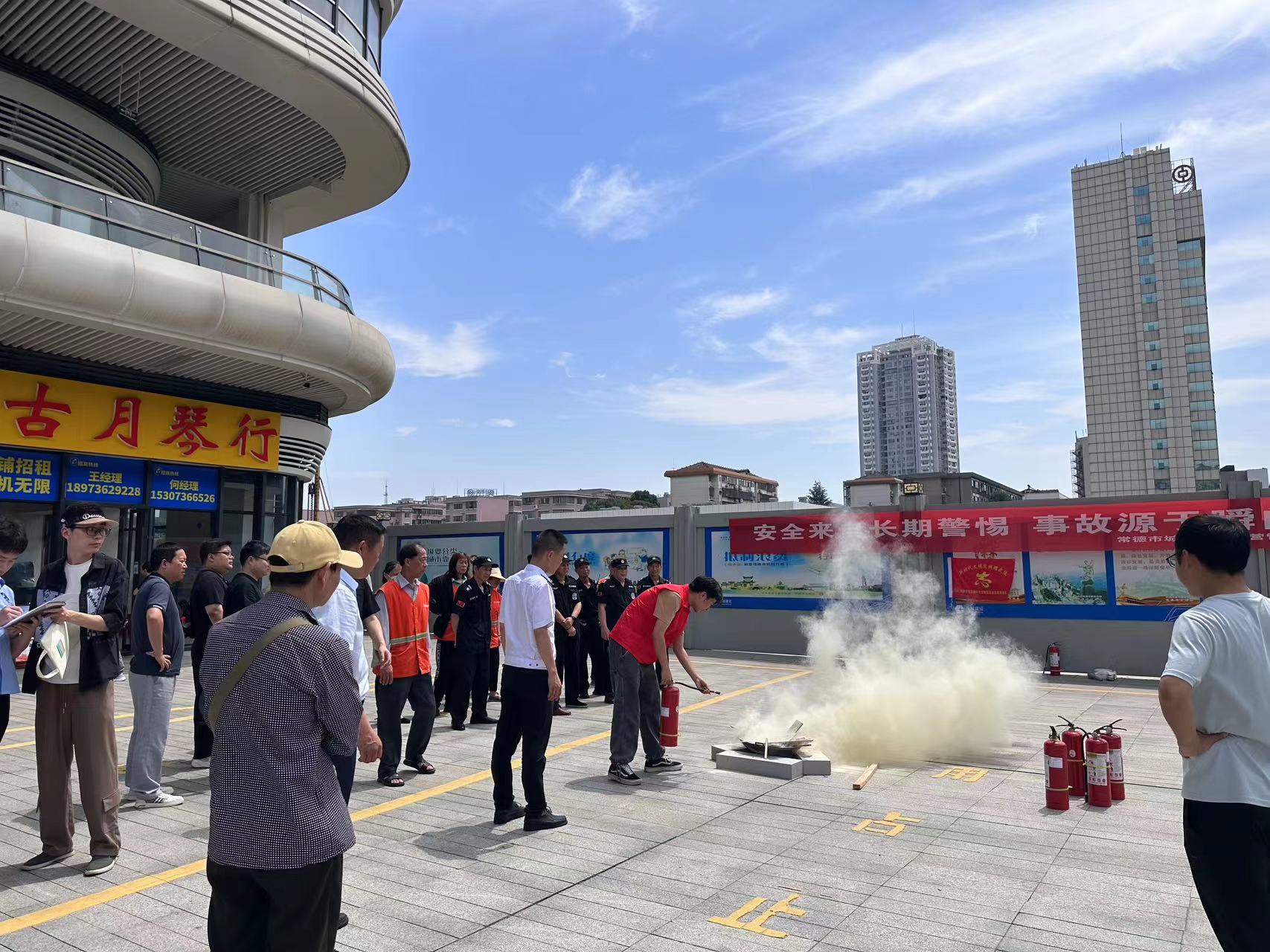 穿紫河街道长胜桥社区开展消防灭火应急演练活动