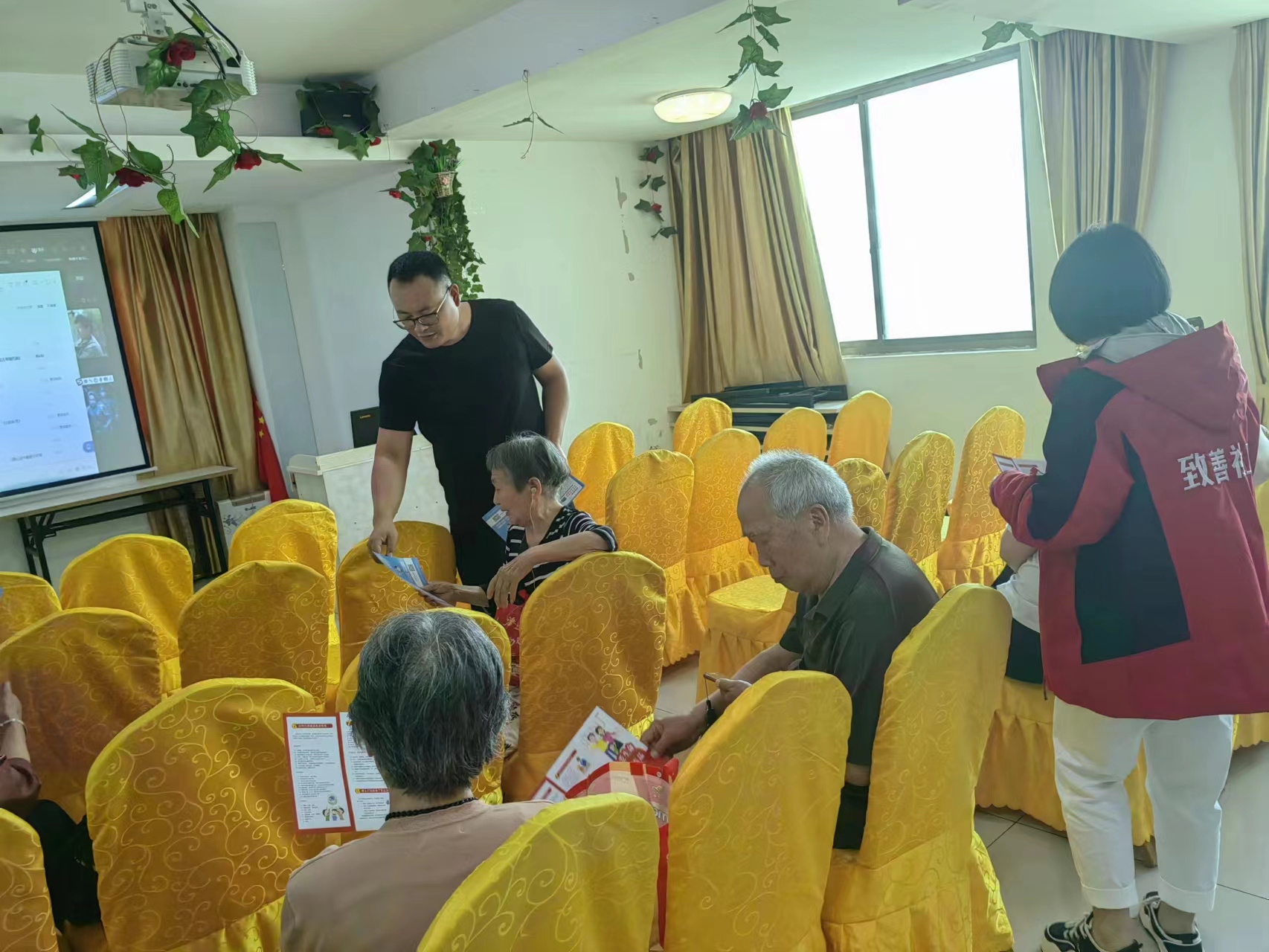 穿紫河街道开展非法集资风险排查“扫楼”专项行动