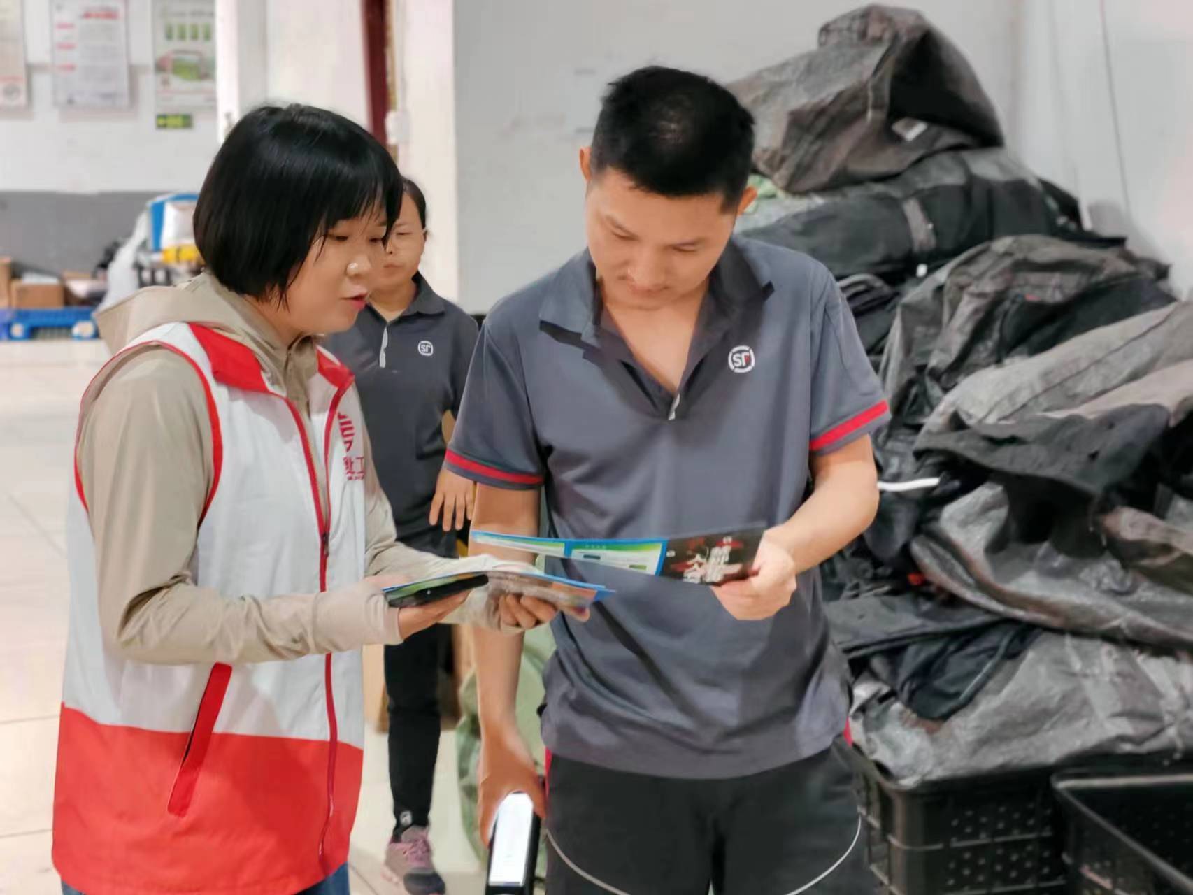 穿紫河街道开展禁毒宣传进物流活动