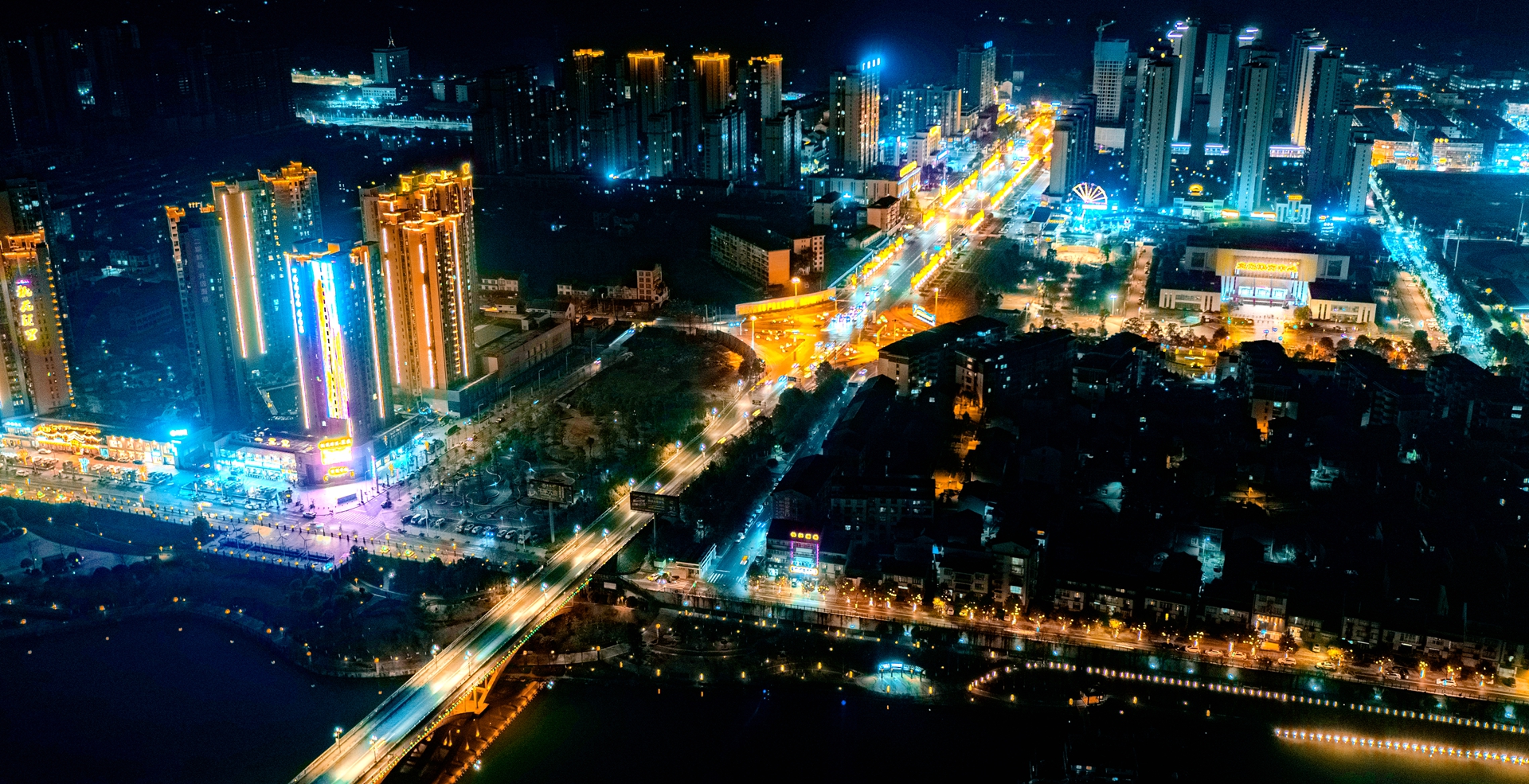 春节临近,夜色中的桃源县城灯火辉煌,美轮美奂,处处洋溢着浓厚的节日