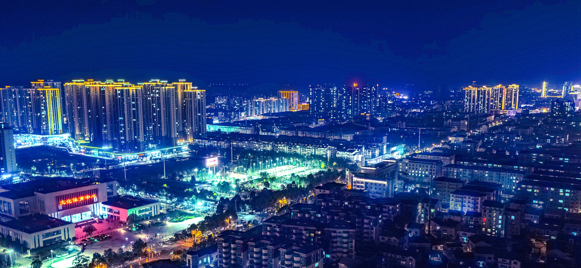 春节临近,夜色中的桃源县城灯火辉煌,美轮美奂,处处洋溢着浓厚的节日