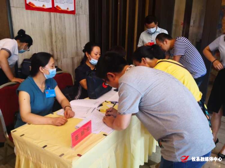 【两会·热点】215名政协委员陆续报到：履职为民　建言发展