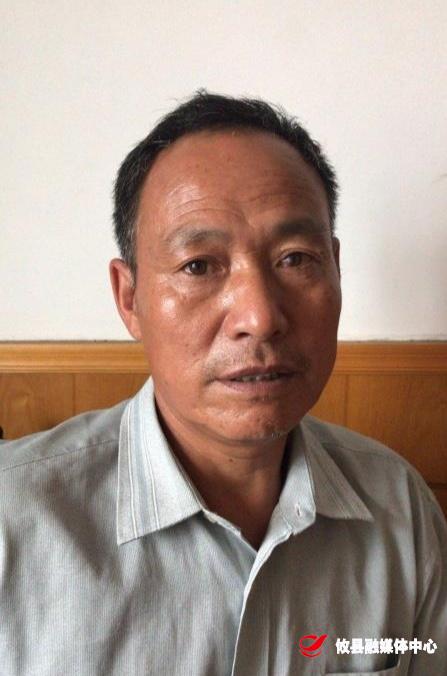 镇,人们可以经常见到一位饱经风霜,中等个头,面呈古铜色的中年农民,他