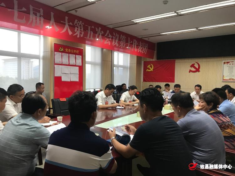 【两会·关注】吴爱清参加第七代表团讨论