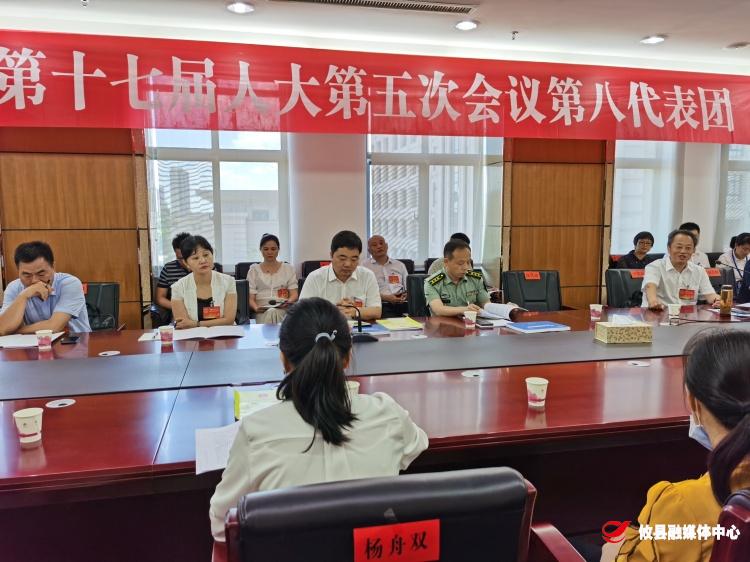 【两会·关注】李鹏程参加第八代表团讨论