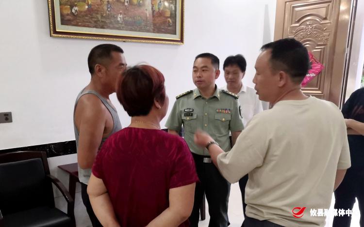 迎“七一”：县领导走访慰问困难党员