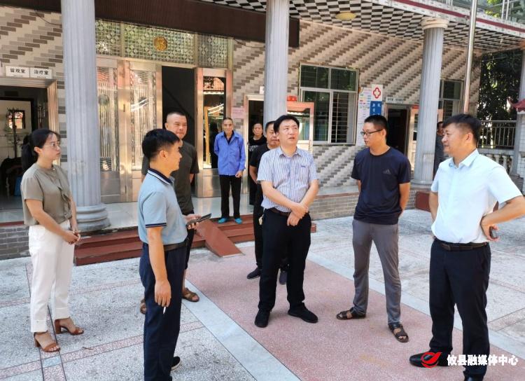 县领导到新市镇调研文教卫工作