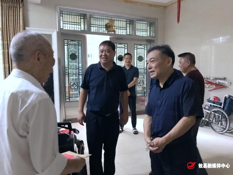 庆八一：毛春良走访慰问退伍老兵
