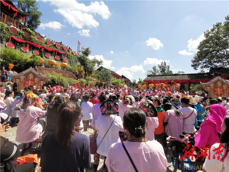 央视“心连心”慰问演出走进十八洞村 韩红、王珞丹、王凯等献唱