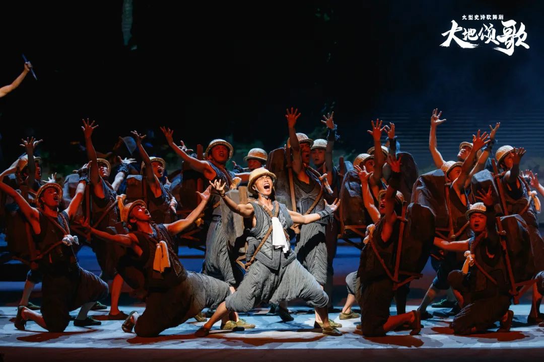 好多人涌向长沙这个“网红地”！就是为了《大地颂歌》！演出结束，我们偶遇了一位支教老师……